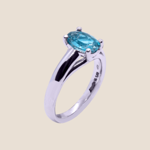 Ring in gold with oval apatite