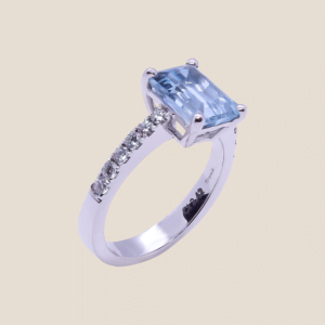 Ring in gold with aquamarine and diamonds