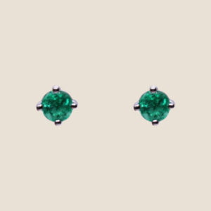 Lobe earrings in gold with emeralds