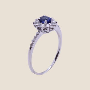 Ring in gold with blue sapphire and diamonds