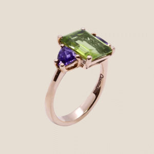 Ring in gold with peridot and amethysts